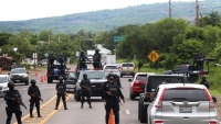 Policías de la fuerza Nayarit vigilan el pasado 17 de agosto en una carretera del estado de Nayarit, México, tras el secuestro en Puerto Vallarta