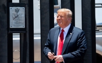 El 23 de junio, el presidente Trump fue a estampar su firma al muro fronterizo en Arizona