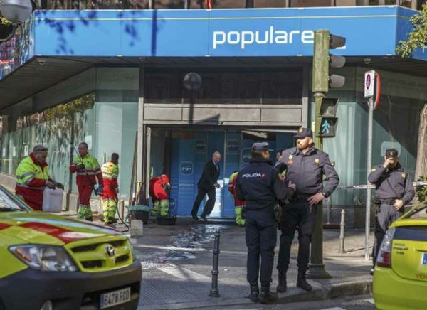 Policías realizan guardia a la entrada del Partido Popular en Madrid. Foto Reuters