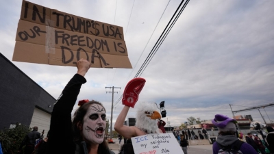Manifestantes se reúnen frente a un centro de procesamiento del ICE en Broadview, Illinois.