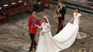 El príncipe Guillermo y Kate Middleton, seguidos por el padrino, el príncipe Enrique, y la dama de honor Pippa Middleton, el día de su boda en Londres, Reino Unido, el 29 de abril de 2011.