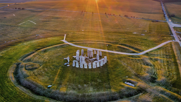 Vista general de Stonehenge (Reino Unido) al atardecer, el 26 de marzo de 2020 .