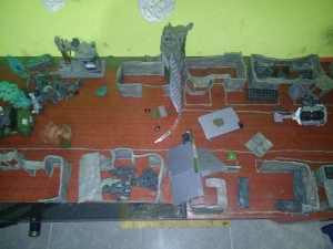 La maqueta hecha con plastilina de la casa de las víctimas. En la parte inferior se observan cuatro figuras, los cuatro miembros a quienes pensaba matar. /