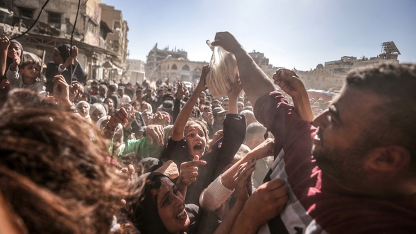 Gente espera frente a una panadería en la Franja de Gaza (Palestina), el 24 de octubre de 2024.