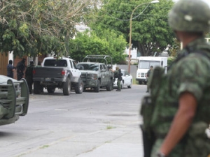 La Policía Federal y el Ejército, con cuatro camionetas militares más un vehículo artillado, participaron en el operativo
