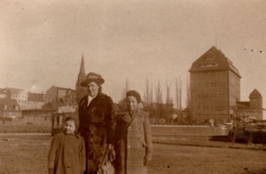 Bärbel Schreiner, con su madre y su hermano en Demmin en 1944.