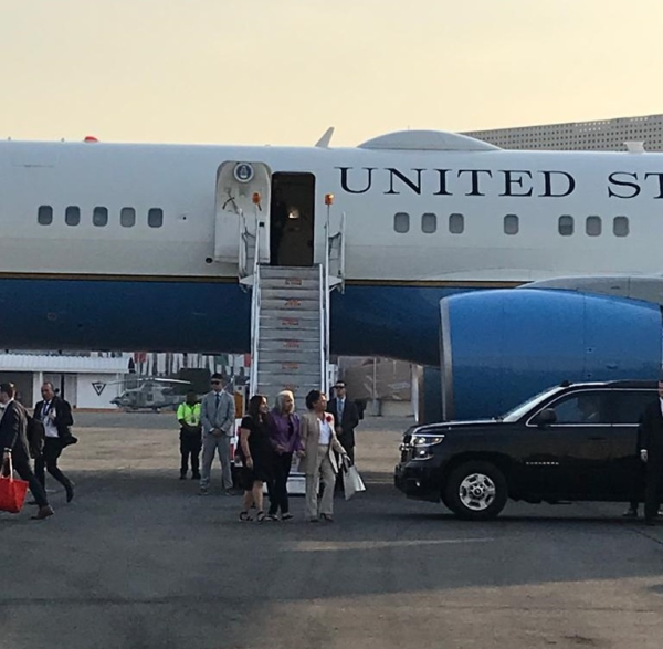 La esposa del presidente de Estados Unidos llegó al Aeropuerto Internacional de la Ciudad de México.