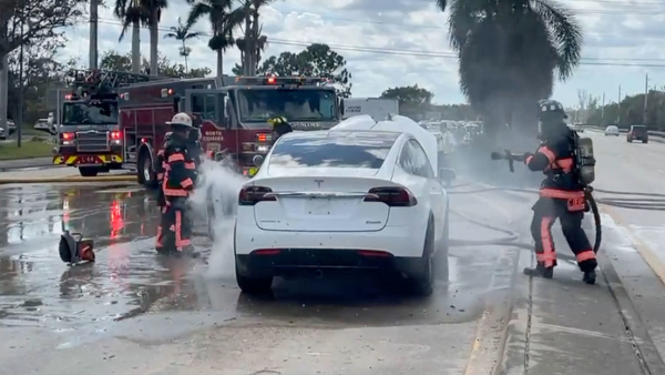 Vehículos eléctricos se incendian en Florida tras el paso del huracán Ian