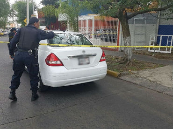 El sospechoso había intentado huir abordo de un vehículo Nissan en color blanco.