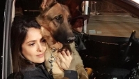 Salma junto a su perro
