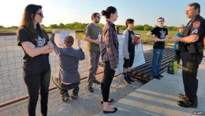 El sargento Scott Jenkins, de la policía de Denton, Texas, se dirige a manifestantes en el lugar de un nuevo pozo de fracturación hidráulica.
