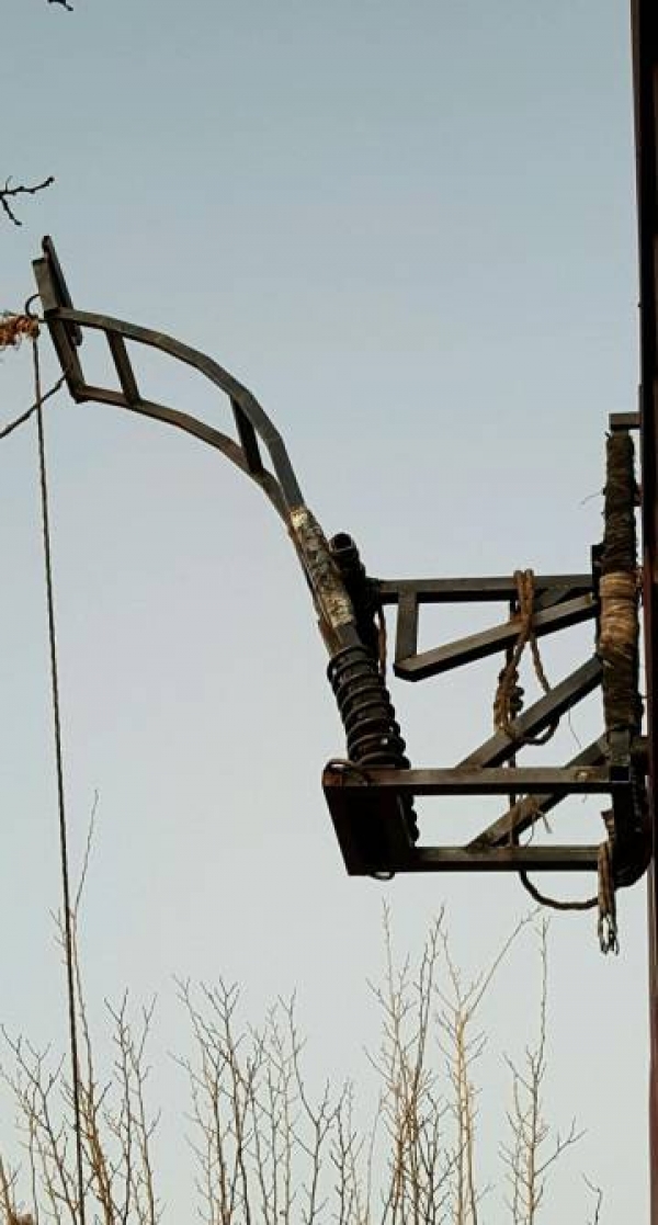 Foto de la policía de fronteras de la catapulta hallada en la valla con México