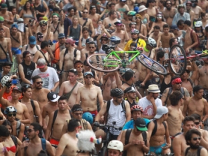 ''¡No sean mirones, quítense los chones!'', era el grito dedicado a los peatones que captaban al contingente de ciclistas