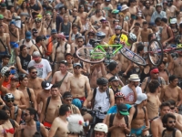 ''¡No sean mirones, quítense los chones!'', era el grito dedicado a los peatones que captaban al contingente de ciclistas