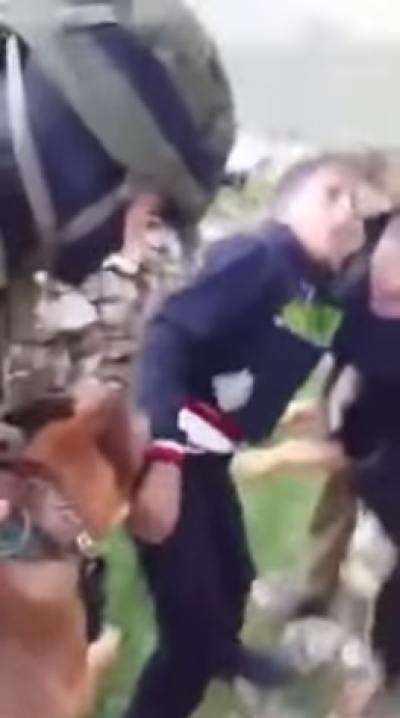 Soldados israelíes amenazan a palestino con perro