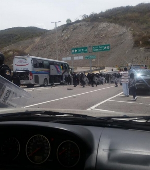 Disturbios en Guerrero: policías se enfrentan con estudiantes de Ayotzinapa