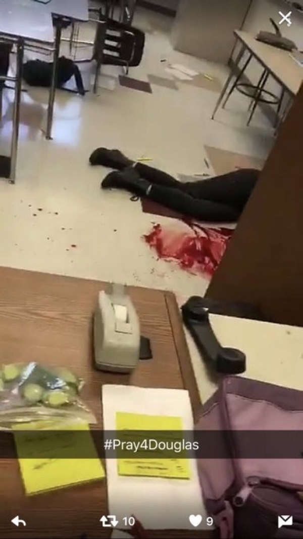 Fuertes imágenes desde el interior de la escuela de Florida donde se produjo el tiroteo masivo