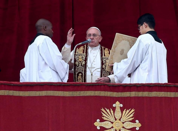 El Papa Francisco pronuncia el tradicional mensaje &quot;Urbi et Orbi&quot; (A la ciudad y al mundo) desde el balcón de la Logia central de la Basílica de San Pedro en la ciudad del Vaticano