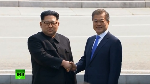 El histórico apretón de manos entre Kim y Moon