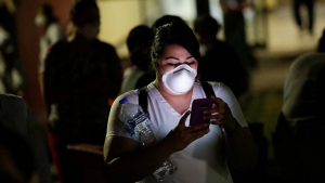 Una mujer revisa su teléfono en Ciudad Juárez, México, el 1 de mayo de 2020