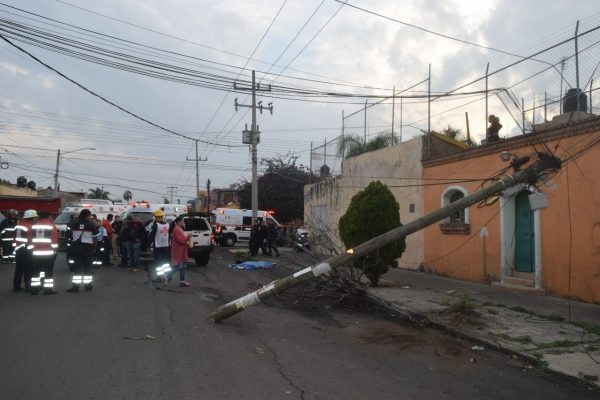 Muere niña al salir proyectada de camioneta en un choque