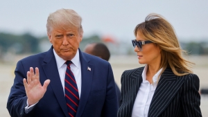 El presidente de EE.UU., Donald Trump, y su esposa Melania en el Aeropuerto Internacional Cleveland Hopkins en Ohio, EE.UU., el 29 de septiembre de 2020.