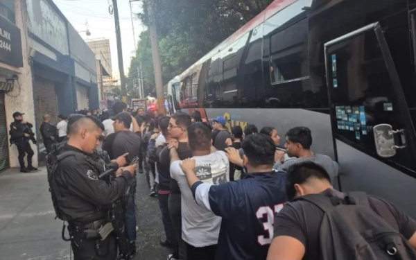 Los estudiantes tomaron los autobuses para manifestarse en contra las tarifas del transporte público federal. 