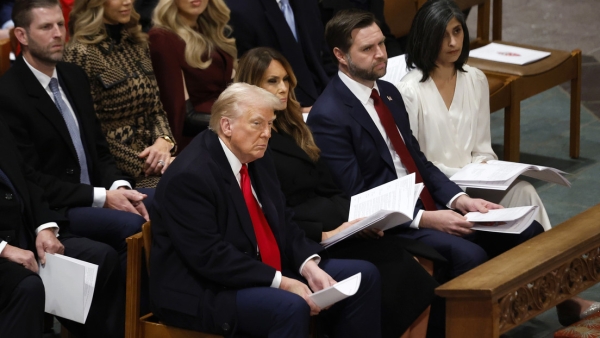 El presidente de EE.UU., Donald Trump, junto con la primera dama, Melania, el vicepresidente James David Vance y la segunda dama, Usha Vance, durante el Servicio Nacional de Oración en Washington, el 21 de enero de 2025.