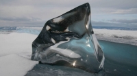 Uno de los bloques de hielo transparente que se pueden ver en el lago Baikal