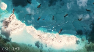 Imagen aérea de los trabajos de barcos chinos en un arrecife.