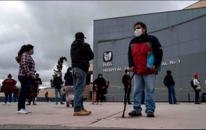 Personas hacen fila hoy para entrar al Hospital General Regional 20 del IMSS en Tijuana.