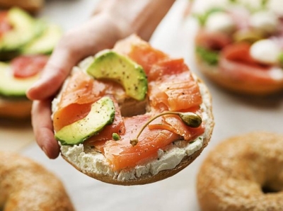 Alimentos ricos en ácidos grasos omega-3 como el aguacate y el salmón ayudan a reducir el colesterol malo.