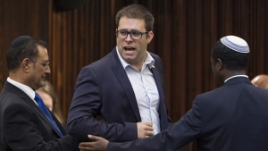 Oren Hazan, el diputado israelí del partido Likud, es escoltado en la sala del Parlamento por los ujieres, el 17 de junio de 2015.