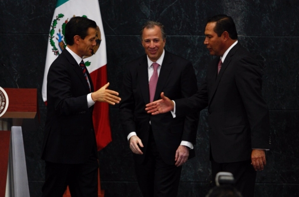 El presidente Enrique Peña saluda al nuevo secretario de Desarrollo Social Luis Enrique Miranda. Al centro el nuevo titular de Hacienda, José Antonio Meade. 