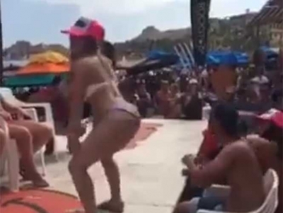 En las imágenes, se observa como la maestra realiza movimientos sensuales durante una competencia de “perreo” que se organizó en la playa El Medano.