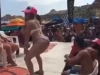 En las imágenes, se observa como la maestra realiza movimientos sensuales durante una competencia de “perreo” que se organizó en la playa El Medano.