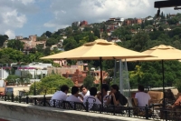 Alejandro Peña Pretelini junto a un grupo de amigos en un exclusivo restaurante de Guanajuato. Foto: @gusdiaz1