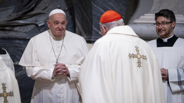 El Papa Francisco asiste a la ordenación episcopal del vicegerente de la diócesis de Roma, en la Basílica de San Juan de Letrán de Roma.