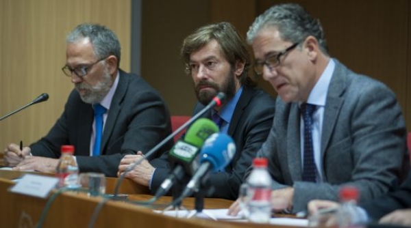 Desde la izquierda, los jueces decanos de Madrid, Antonio Viejo; la Audiencia Nacional, Santiago Pedraz, y Valencia, Pedro Viguer, durante la presentación del documento. / José Jordán