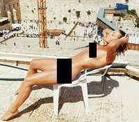 Una modelo causa polémica por fotografiarse desnuda ante el Muro de las Lamentaciones