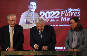 El secretario de Salud, Jorge Alcocer Varela; el presidente Andrés Manuel López Obrador, y la secretaria de Energía, Rocío Nahle. El mandatario firma la iniciativa para eliminar el horario de verano, durante la conferencia matutina en Palacio Nacional, el 5 de julio de 2022.