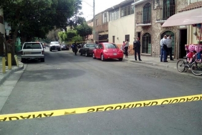 La víctima quedó tendida en el piso de una de las habitaciones de la casa.