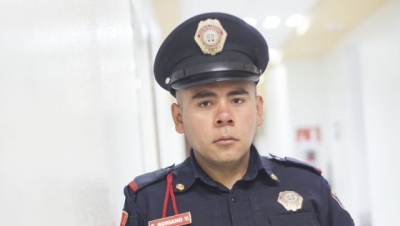 El agente Sergio Soriano en la sede de la Secretaría de Seguridad del DF.