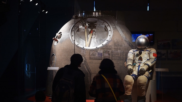 Visitantes de una exposición en Pekín contemplan el traje espacial de Yang Liwei, primer astronauta chino en viajar al espacio, el 1 de marzo de 2016.