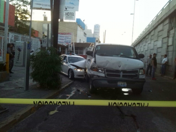 Asesinan a hombre en su auto en la avenida Vallarta y Patria en Zapopan