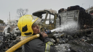 Un bombero trabaja en el lugar de la explosión del camión cisterna con gas en la Ciudad de México, el 10 de septiembre de 2025.