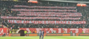 Hinchas del club serbio Estrella Roja de Belgrado cuelgan una pancarta en la que enumeran ataques de EE.UU. a otros países