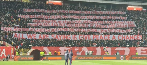 Hinchas del club serbio Estrella Roja de Belgrado cuelgan una pancarta en la que enumeran ataques de EE.UU. a otros países