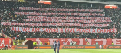 Hinchas del club serbio Estrella Roja de Belgrado cuelgan una pancarta en la que enumeran ataques de EE.UU. a otros países