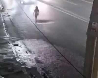 Atropellan a joven mujer que caminaba desnuda por la calle